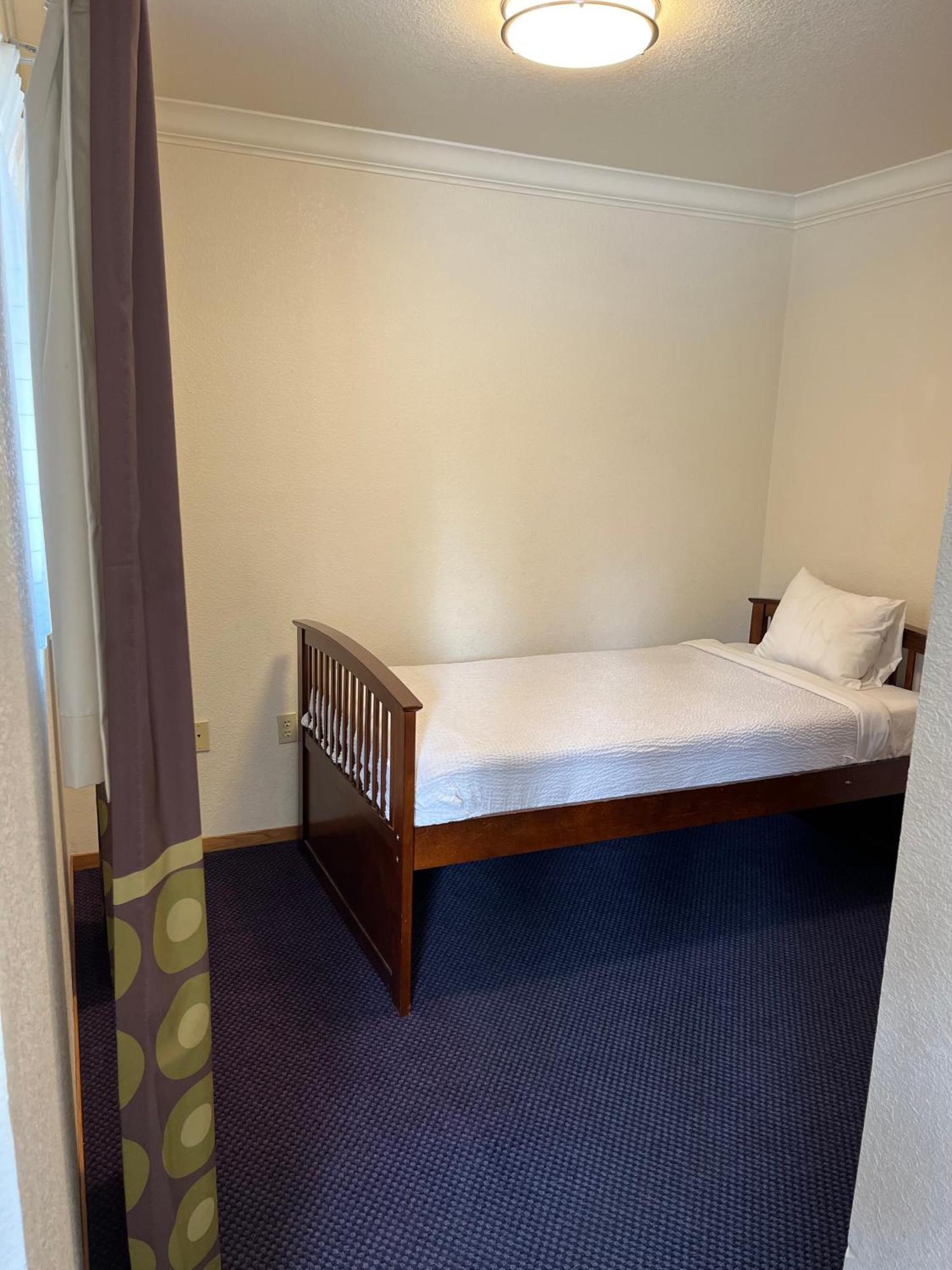 Creekside & Hotel 4*