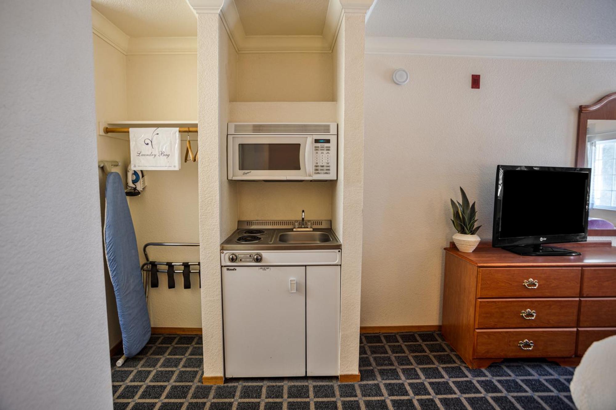 Creekside & 4* Willits