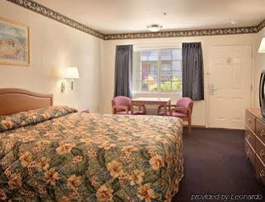 Creekside & Hotel Willits